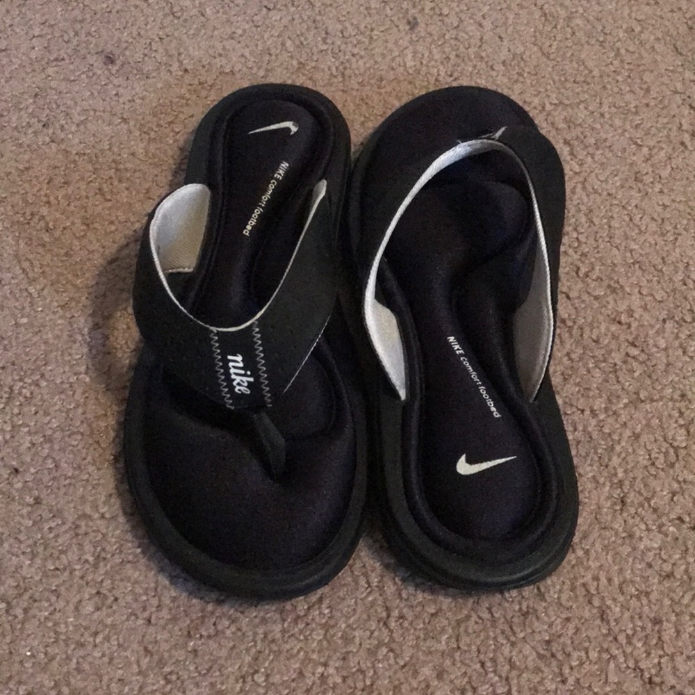 Nike comfort foot bed flip flops